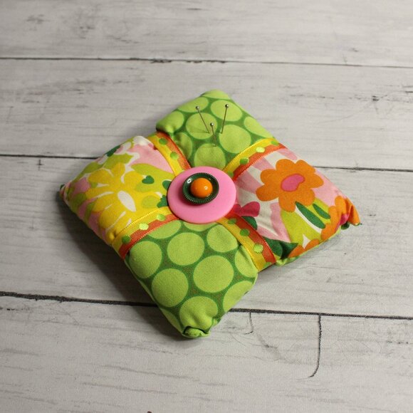 Handmade Pin Cushion Retro Vintage Patchwork Fabric Reversible Sewing - Picture 1 of 4